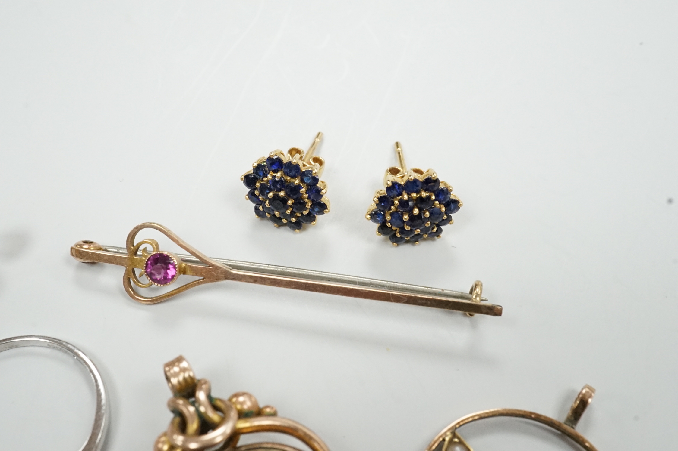 Mixed jewellery including a Victorian 9ct gold and chalcedony set spinning fob seal, a modern 9ct white gold and diamond ring, a sapphire set pendant and pair of ear studs, three other pendants and two brooches.